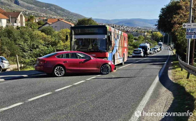 Sudar automobila i autobusa u Mostaru