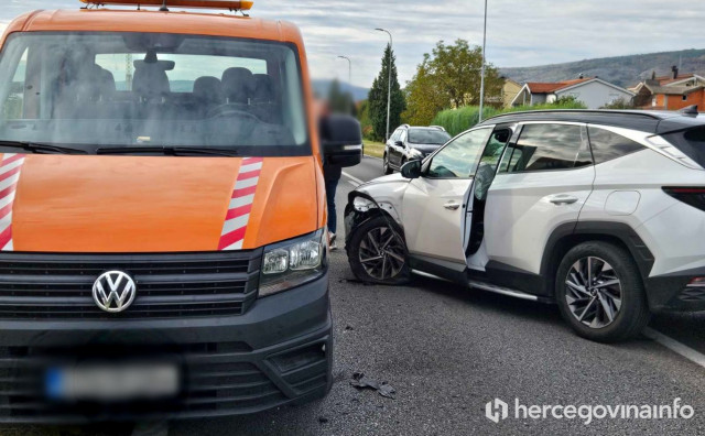 Sudar teretnog vozila i automobila na M-17