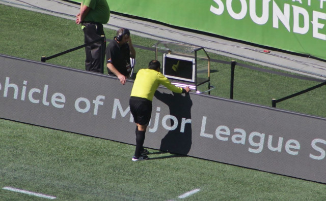 VAR tehnologija: spas za nogomet ili kraj romantike?