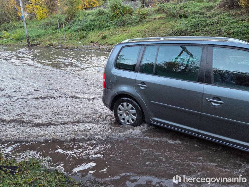 Poplavljeni podvožnjak na sjevernom ulazu u Mostar
