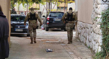 SIPA u Mostaru uhitila tri osobe, pronađena velika količina droge i oružja