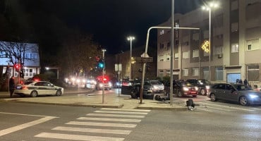 Automobil se zabio u semafor na Bulevaru