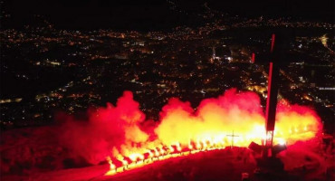 Troplet poziva mlade koji se ne boje kiše da bakljama odaju počast onima koji se nisu bojali kiše metaka
