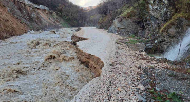 Ponovo prekinut promet u dolini Neretvice zbog novih poplava – oštećen regionalni put R-437