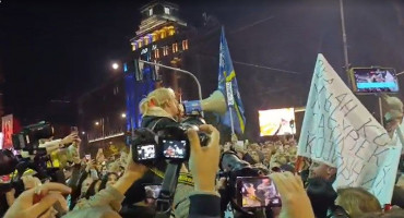 Majka stradalog, Dijana Hrka, nasuprot Vučićevim pristašama pred Skupštinom Srbije