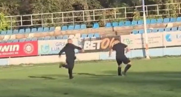 Ružne scene u Lukavcu: Navijači napali suce na terenu