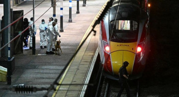 Ljude u Engleskoj noževima napala dvojica muškaraca. Jedan je crne rase, drugi karipskog porijekla