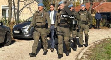 Prosvjedi u Sarajevu zbog košarkaške utakmice, prosvjednici prate Uka koji je okružen policijom