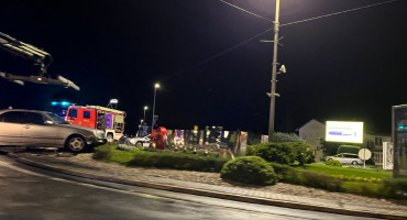 Mercedes u Ljubuškom završio u kružnom toku, dvoje ozlijeđenih