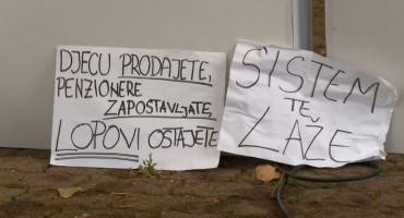 Prosvjed u Tuzli: 'Djecu nam siluju, umirovljenike ubijaju'