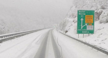 Snijeg usporava promet u BiH, više dionica zatvoreno za teretna vozila, obvezna zimska oprema