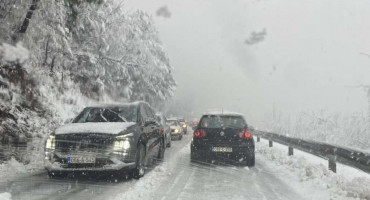 Snježne padaline izazvale kaos u BiH, zatvoreni prijevoji za teretna vozila, obvezna zimska oprema