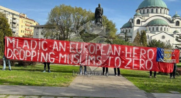 Sramotni transparent rumunjskih navijača u Beogradu: Veličali Mladića pred utakmicu u Zenici