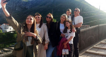 Turisti na Starom mostu u Mostaru