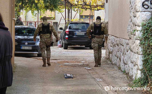 SIPA u Mostaru uhitila tri osobe, pronađena velika količina droge i oružja