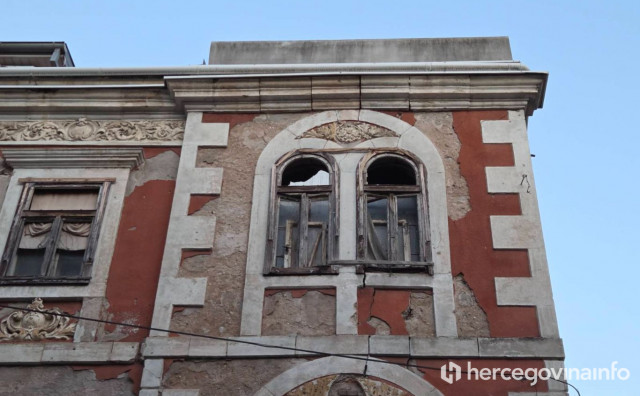 Zgrada ambulante u Mostaru izgleda očajno nakon urušavanja krova