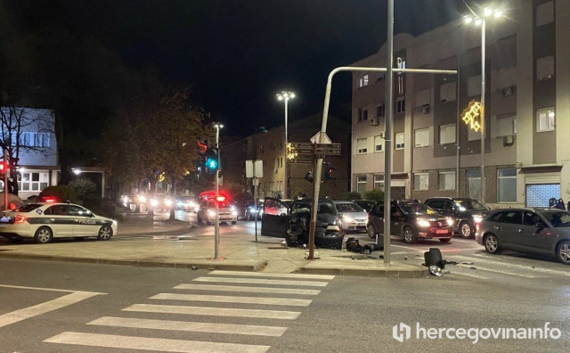 Automobil se zabio u semafor na Bulevaru