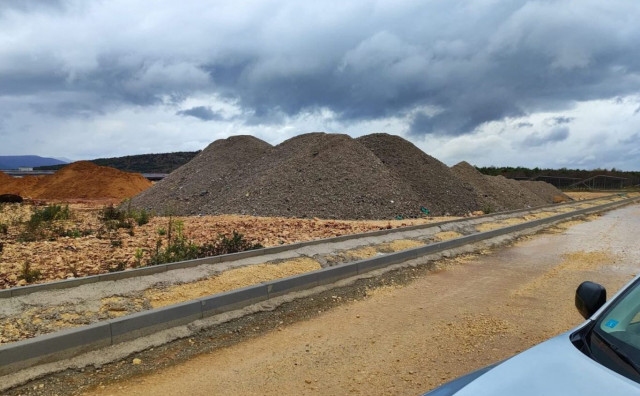 Gomila azbestnog otpada i dalje stoji u Međugorju: HDZ 1990 optužuje Općinu Čitluk za ignoriranje inspekcije