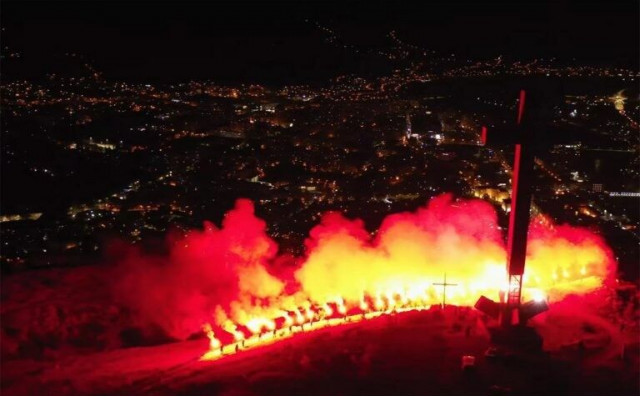 Troplet poziva mlade koji se ne boje kiše da bakljama odaju počast onima koji se nisu bojali kiše metaka