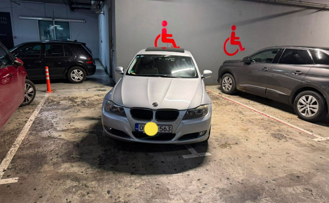 U podzemnoj garaži Mepasa BMW-om zauzeo dva mjesta za osobe s invaliditetom, roditelj djece s poteškoćama ogorčen