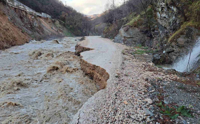 Ponovo prekinut promet u dolini Neretvice zbog novih poplava – oštećen regionalni put R-437