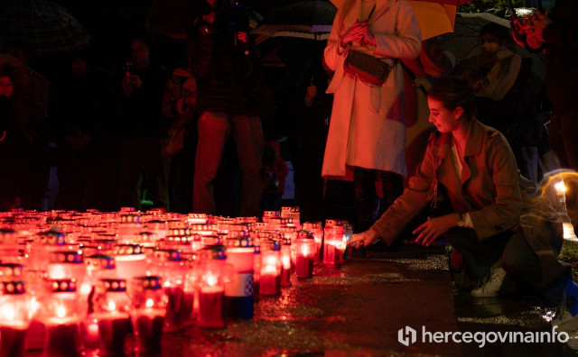 Mostarci se prisjetili žrtve grada heroja, brojni zapalili svijeće u Vukovarskoj ulici
