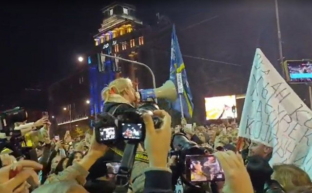 Majka stradalog, Dijana Hrka, nasuprot Vučićevim pristašama pred Skupštinom Srbije