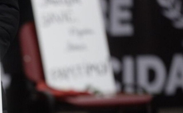 15 praznih stolica za 15 izgubljenih života u Mostaru, ponesite cvijet za žrtve femicida