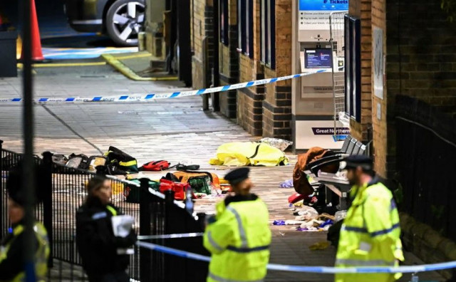 Devet osoba iz Engleske bori se za život nakon napada nožem, britanskom premijeru je to incident
