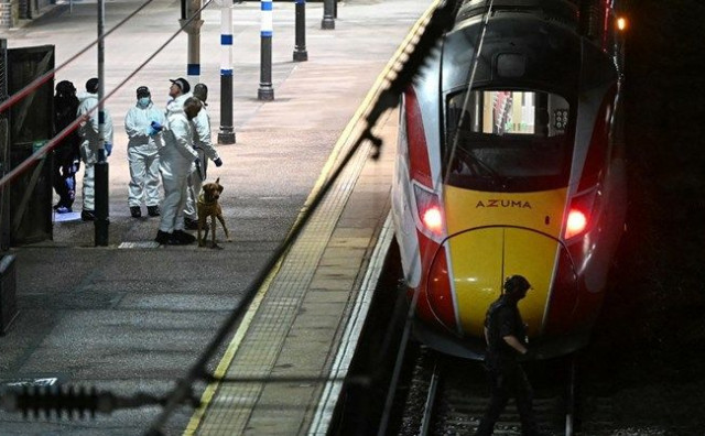 Ljude u Engleskoj noževima napala dvojica muškaraca. Jedan je crne rase, drugi karipskog porijekla