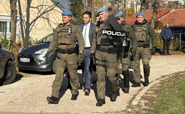 Prosvjedi u Sarajevu zbog košarkaške utakmice, prosvjednici prate Uka koji je okružen policijom