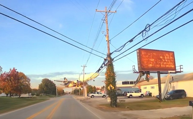 Državljanin BiH iz automobila snimio trenutak pada aviona u SAD-u
