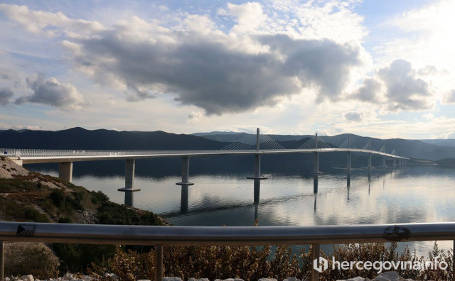 Na stupovima Pelješkog mosta uočene pukotine