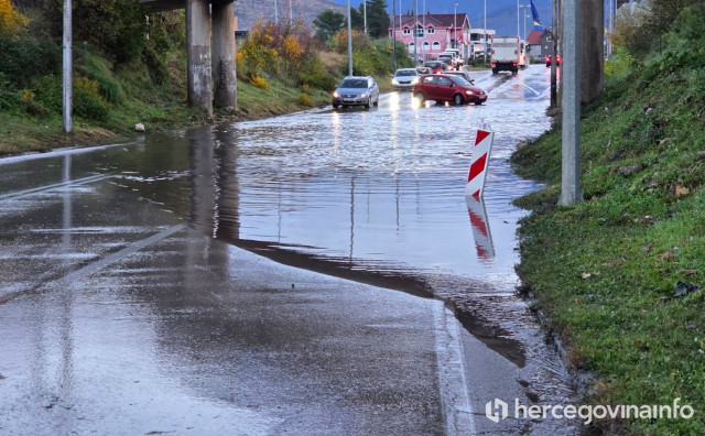 Vatrogasci rješavali izlijevanje vode u Mostaru. Je li to njihov zadatak?