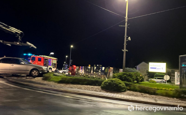 Mercedes u Ljubuškom završio u kružnom toku, dvoje ozlijeđenih