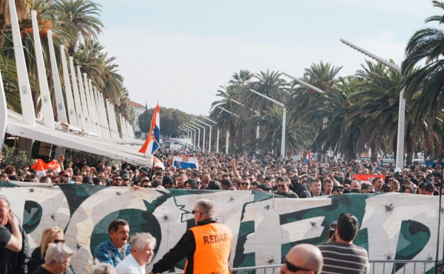 Prosvjed Torcide i branitelja na Rivi: 'Nepravda prema našem suborcu nas je dovela ovdje'