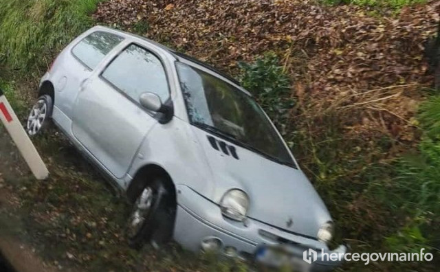 Vozilo sletjelo s ceste u Grudama