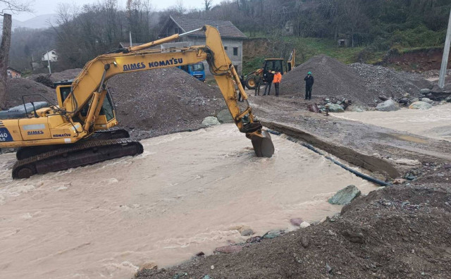 Saniran lokalni put kod Seonice nakon poplava u dolini Neretvice