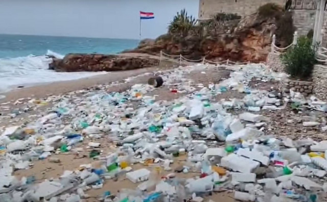 Jugo zatrpao Dubrovnik smećem: Plaža Banje i Stara luka prekrivene otpadom