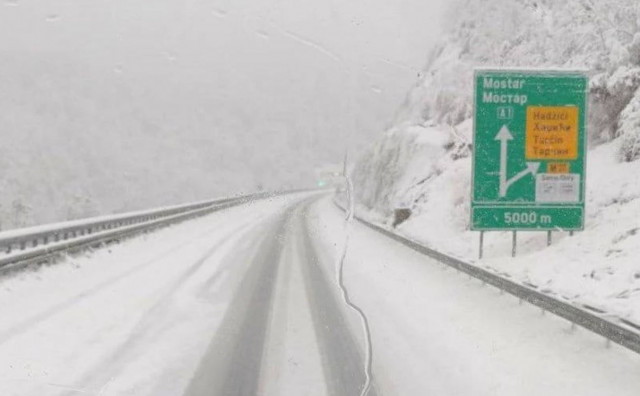 Snijeg usporava promet u BiH, više dionica zatvoreno za teretna vozila, obvezna zimska oprema