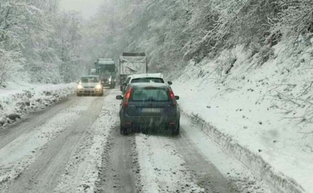 Kolnik mokar, snijeg na pojedinim dionicama usporava promet