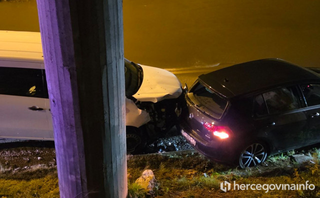 Sudar Golfa i Caddy-ja s hrvatskim tablicama na lokaciji 'jezera' u Zaliku, obje trake pod vodom