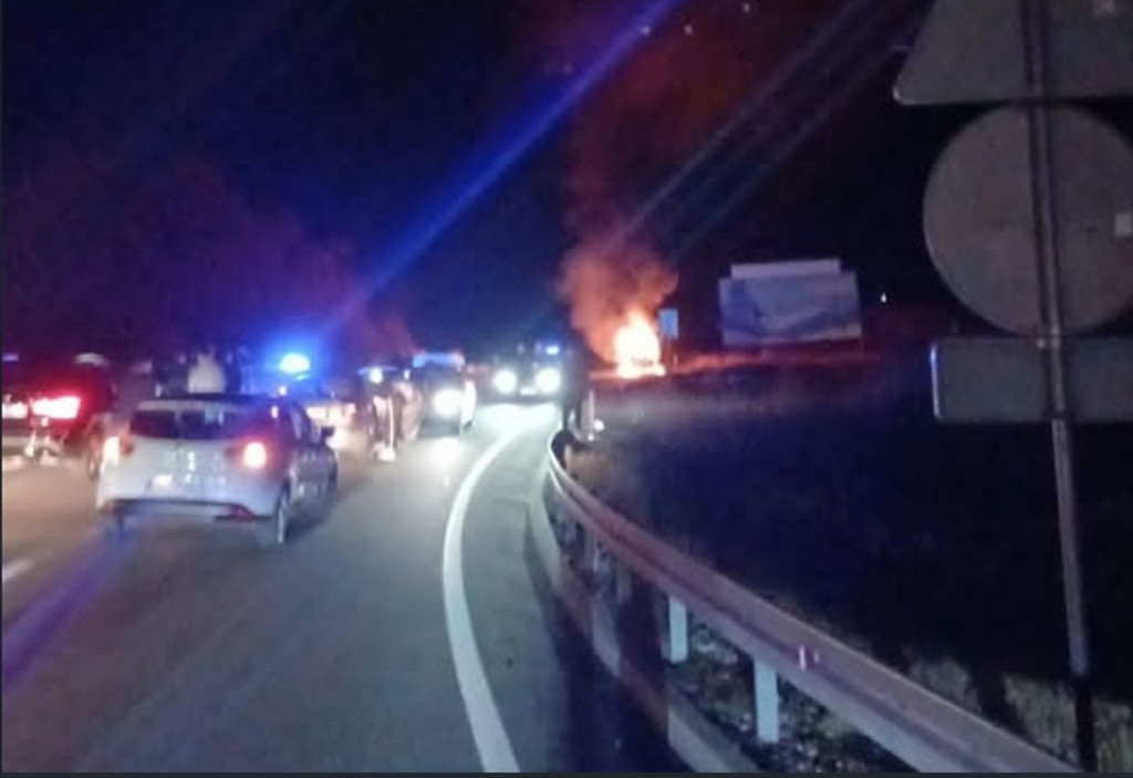 Automobil izgorio na cesti Široki Brijeg – Posušje