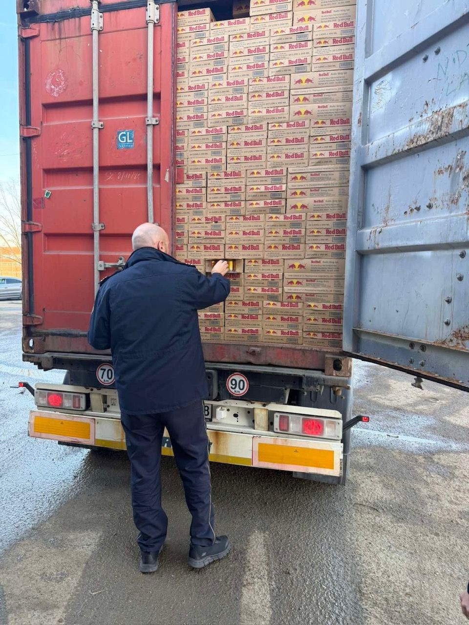 Oduzeto gotovo 70.000 limenki lažnog Red Bulla