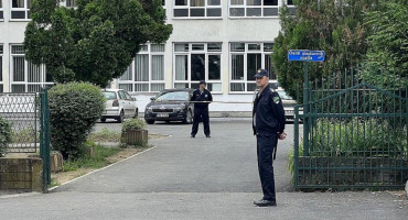 Dojave o bombama u školama