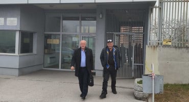 Dževad Mlaćo (lijevo) ispred zgrade Suda Bosne i Hercegovine