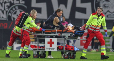 Hrvatski igrač na nosilima iznesen s terena.