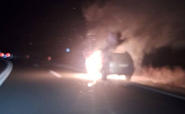 Automobil izgorio na cesti Široki Brijeg – Posušje