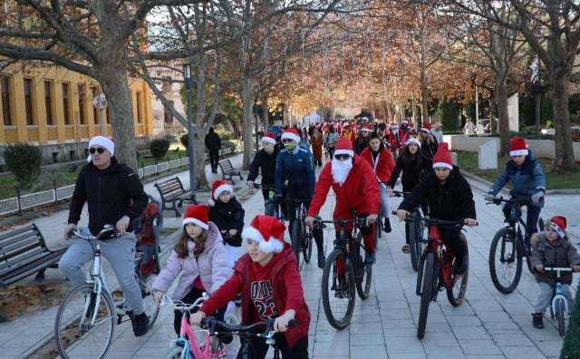 Biciklijada Djedova Božićnjaka ponovno prošla Mostarom i razveselila mališane