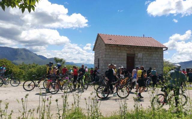 Biciklizam sve popularniji u Trebinju, turističke ture s vodičima sve traženije